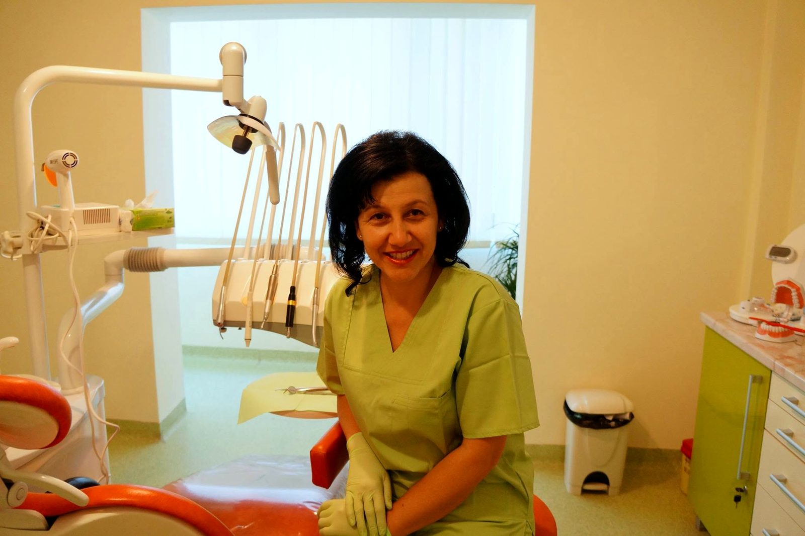 Dr. Ani Florentina în cabinet, lângă unitul dentar